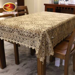 Vezeni stolnjak za luksuzno uživanje